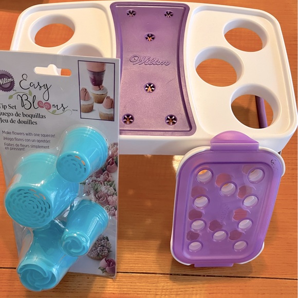 Wilton Kitchen Bundle Of Wilton Cake Decorating Tools Poshmark